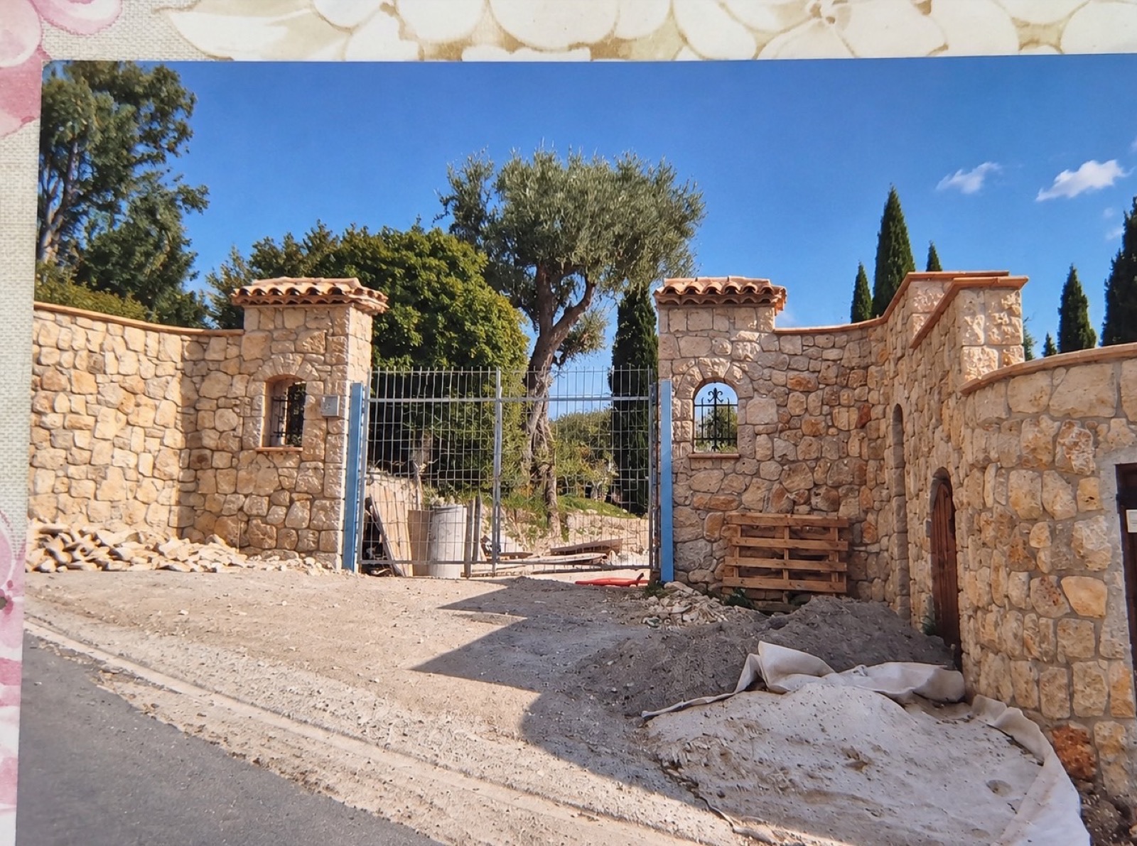 Portail et mur d'enceinte en pierre taillée, Provence